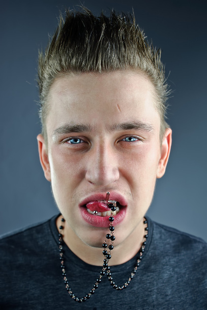 retrato do homem com uma cruz nos dentes
 - Foto, Imagem