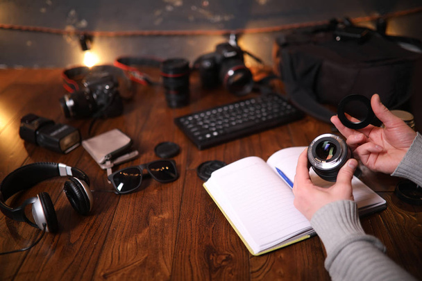 Az íróasztal fotósok, a digitális fényképezőgép tartozékok és a lencsék - Fotó, kép