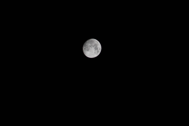 Lua cheia no céu noturno
. - Foto, Imagem