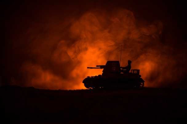 Oorlogsconcept. Militaire silhouetten vechtscène op oorlog mist lucht achtergrond, Wereldoorlog Duitse Tanks silhouetten Onder bewolkt Skyline 's Nachts. Aanval plaats delict. Gepantserde voertuigen. Tanks strijd - Foto, afbeelding