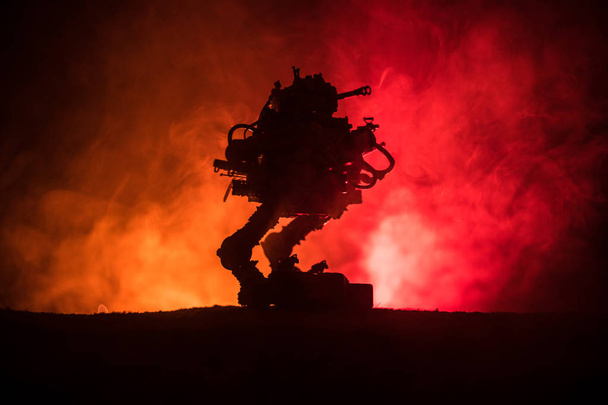 『 ジャイアント ・ ロボットのシルエット。未来のタンク内の霧火空背景を持つアクション。戦闘車両. - 写真・画像