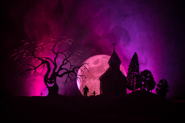 怖いゾンビ墓地死んだ木、月、教会、フォグの場合、ハロウィーン ホラー コンセプトと不気味な曇り空での様子トーン - 写真・画像