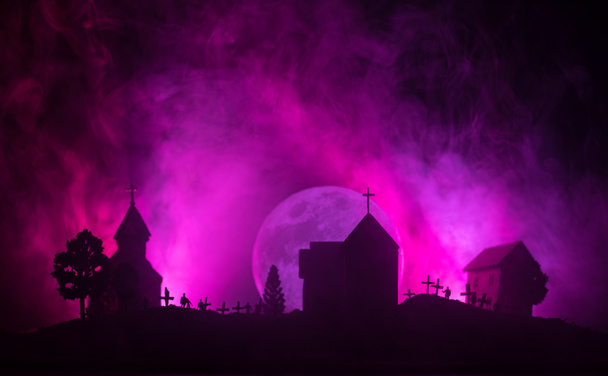 Vista assustadora de zumbis no cemitério árvore morta, lua, igreja e céu nebuloso assustador com nevoeiro, conceito de Halloween Horror. Tonificado
 - Foto, Imagem
