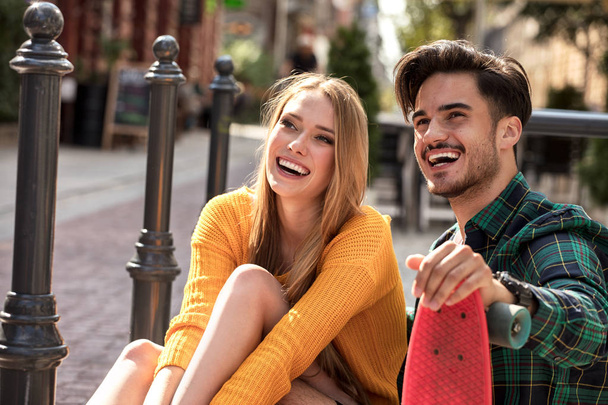 Photo d'un jeune couple heureux avec des planches à roulettes s'amusant ensemble dans la ville
. - Photo, image
