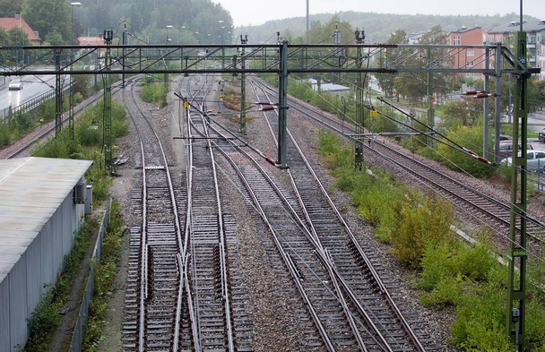 Chemins de fer changeant près d'une banlieue de Stockholm par un jour de pluie
. - Photo, image