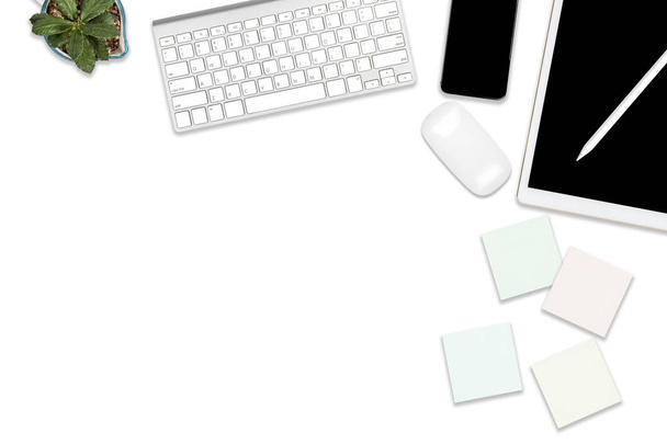 ラップトップ コンピューター、デジタル タブレット、携帯電話、アクセサリーとのオフィスのテーブルのフラット レイアウトの写真。孤立した白い背景。デスクトップ オフィス モックアップ コンセプト. - 写真・画像