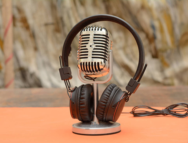Bezdrátová sluchátka s mikrofonem na stole, hudební motiv - Fotografie, Obrázek