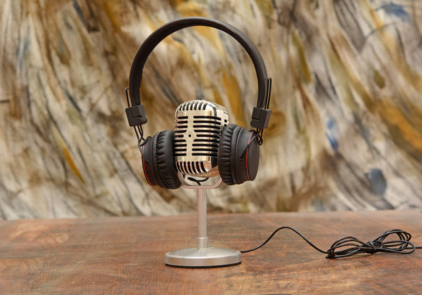 Bezdrátová sluchátka s mikrofonem na stole, hudební koncept - Fotografie, Obrázek