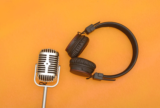 Drahtloser Kopfhörer mit Mikrofon auf gelbem Hintergrund, Musikkonzept. - Foto, Bild