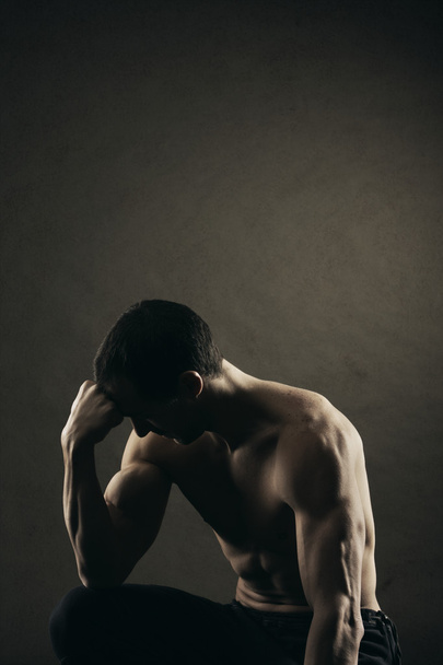 Bodybuilder concentrating - Фото, изображение