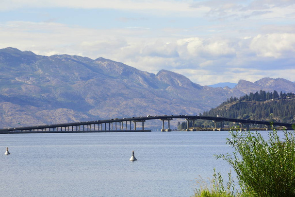Міст на р. Беннетт Оканаган, що охоплює озеро Оканаган в долині Оканаган в Келоуна. - Фото, зображення