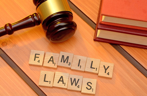 Ahşap arka plan üzerinde tokmak ile aile yasaları kavramı - Fotoğraf, Görsel