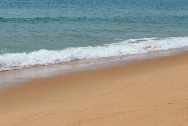weiche Welle eines Ozeans an einem Sandstrand - Foto, Bild