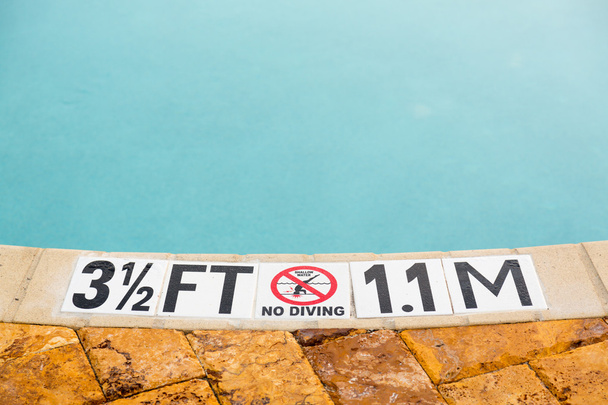 Üç metre yüzme havuzu derinlik üzerinde işaretleme - Fotoğraf, Görsel