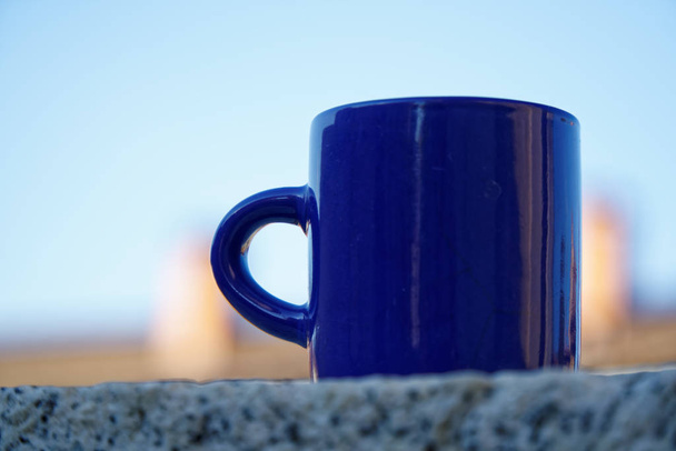 Tasse Tee oder Kaffee auf defokussiertem Hintergrund - Foto, Bild