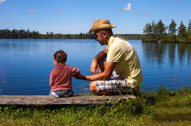 Rude malucha podczas spacerów nad jeziorem z ojcem - pojęcie ojcostwa - Zdjęcie, obraz