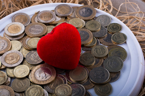 Török líra érméket az oldalon egy piros színű szív alakú objektumot fehér háttér - Fotó, kép