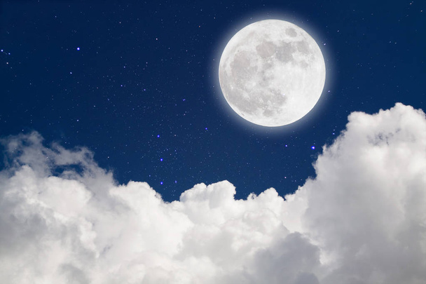 Romanttinen kuu tähtikirkas yö pilvien yli
. - Valokuva, kuva