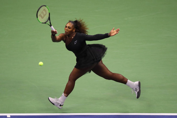 NEW YORK - SEPTEMBER 8, 2018: 23-time Grand Slam champion Serena Williams in action during her 2018 US Open final match against Naomi Osaka at Billie Jean King National Tennis Center - Foto, immagini