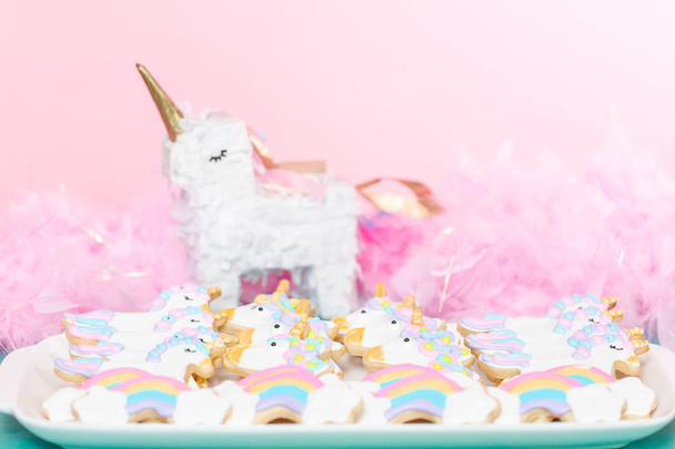 Biscotti di zucchero unicorno decorati con glassa reale alla festa di compleanno dei bambini
. - Foto, immagini