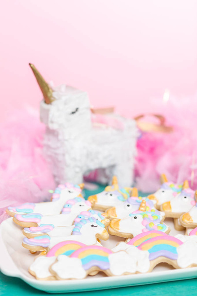 Galletas de azúcar unicornio decoradas con hielo real en la fiesta de cumpleaños de los niños
. - Foto, imagen