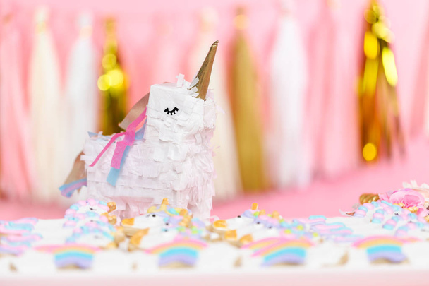 Печенье из сахарного рога, украшенное королевской глазурью на дне рождения детей
. - Фото, изображение