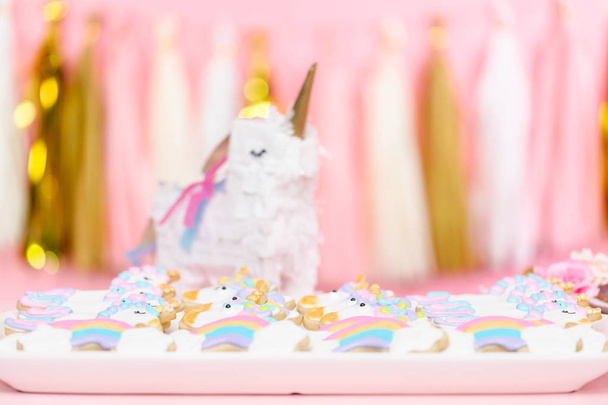 Jednorožec cukroví zdobené royal poleva na narozeninové párty pro děti. - Fotografie, Obrázek