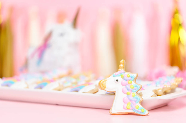Galletas de azúcar unicornio decoradas con hielo real en la fiesta de cumpleaños de los niños
. - Foto, Imagen