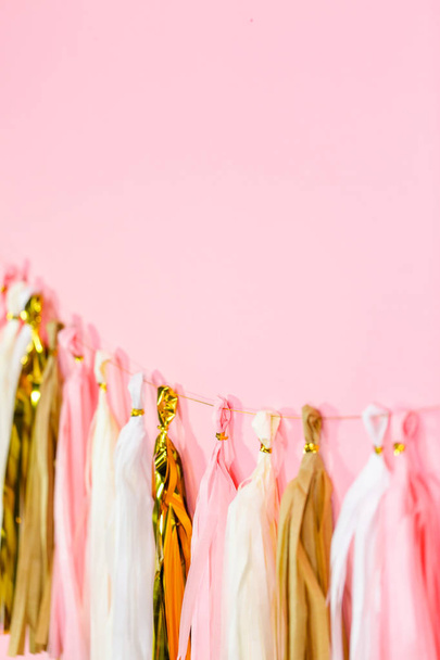 Papírové střapcem věnec na růžové zdi na narozeninové párty pro děti. - Fotografie, Obrázek