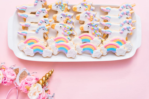 Galletas de azúcar unicornio en un plato de servir blanco en la fiesta de cumpleaños de los niños
. - Foto, imagen