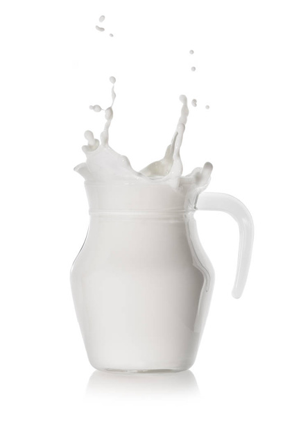 ガラスの瓶にスプラッシュがミルクでいっぱい - 写真・画像