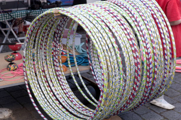 Molti cerchi Hula su una riga in diversi colori
 - Foto, immagini
