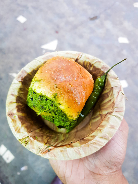 vada pau pão e molho verde e pimenta verde em um prato
 - Foto, Imagem