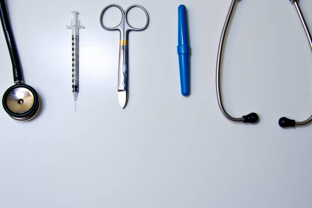 Различные медицинские и хирургические инструменты, изолированные в белом
. - Фото, изображение