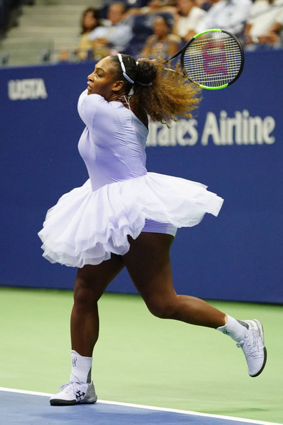 NEW YORK - SEPTEMBER 6, 2018: 23-time Grand Slam champion Serena Williams in action during her 2018 US Open semi-final match at Billie Jean King National Tennis Center - Foto, Imagen