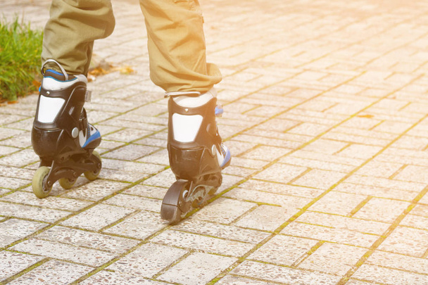 Paten bacaklar skatepark içinde kapatın. Düşük bölümü. Tekerlekli paten ekstrem spordur - Fotoğraf, Görsel