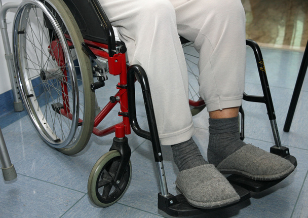 patiënt met been problemen over de rolstoelen - Foto, afbeelding