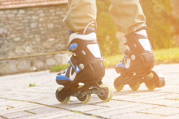 Les jambes de patin à roulettes se referment dans le skatepark. Coupe basse. Roller skates est un sport extrême
 - Photo, image