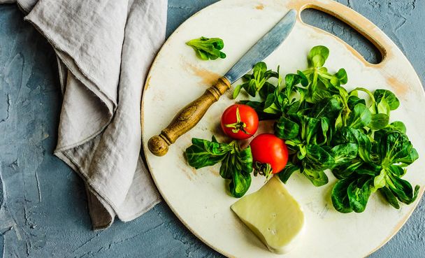 Zdrowe jedzenie koncepcja - świeże kukurydza Sałatka z liści, ser annd pomidory na rustykalne wih tło - Zdjęcie, obraz