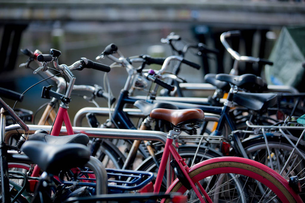 um monte de bicicletas no estacionamento em Amsterdam
 - Foto, Imagem