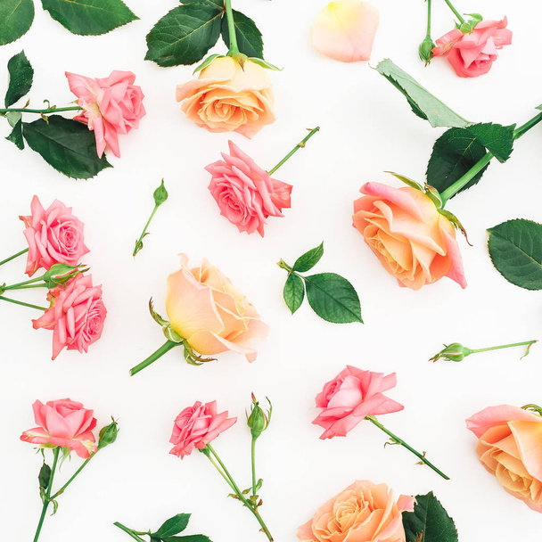 Patrón con rosas flores y hojas sobre fondo blanco. Piso tendido, vista superior
. - Foto, imagen