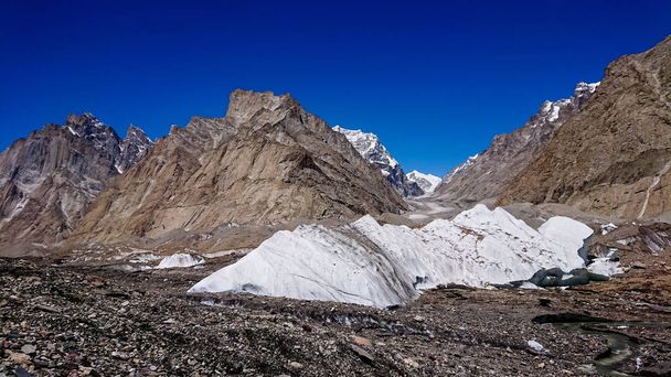 Masherbrum bergtop in Goro Ii kamp in een ochtend, K2 Base Camp, Pakistan. - Foto, afbeelding