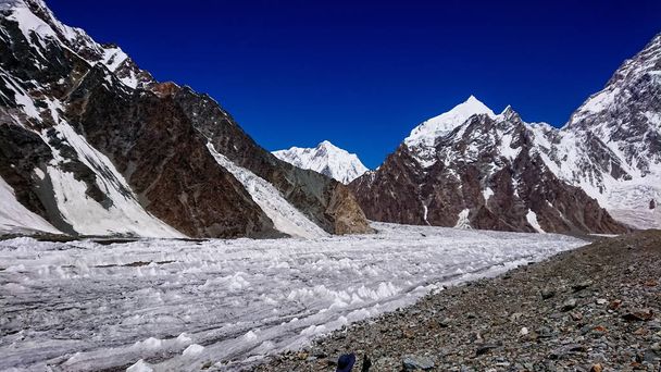 K2 and Broad Peak from Concordia in the Karakorum Mountains Pakistan - Foto, afbeelding