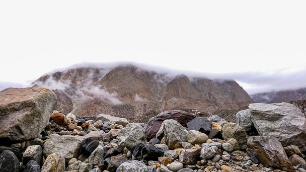 Теперішній час називаються Машербрум гірський пік в Goro Ii табір в ранок, K2 Базовий табір, Об'єднані Арабські Емірати. - Фото, зображення
