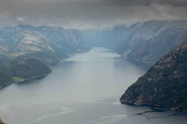 vizsgálja a mély és szűk norvég fjordok - Fotó, kép