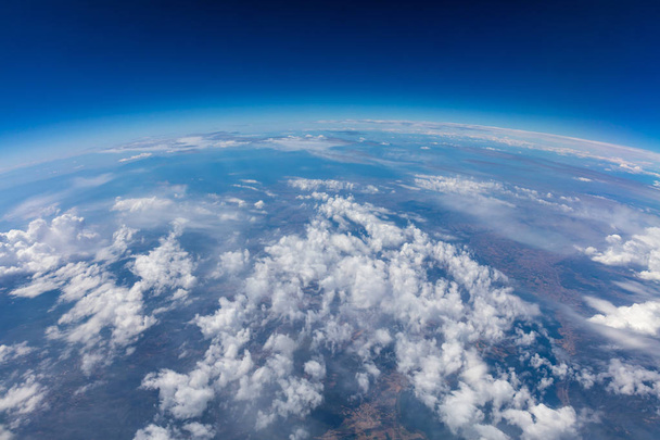 地球の曲率。空中ショット。青い空と雲の土地 - 写真・画像