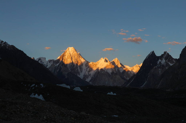 K2 en Broad Peak van Concordia in de Karakorum bergen Pakistan - Foto, afbeelding