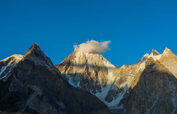 K2 i Broad Peak z Concordia w góry Karakorum Pakistan - Zdjęcie, obraz