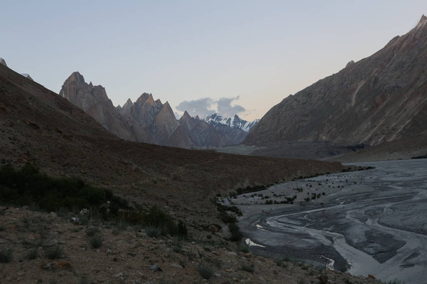 Landschap van K2 trekking parcours in Karakoram bereik, wandelen langs de rivier Braldu in de Karakorum bergen in Noord-Pakistan - Foto, afbeelding