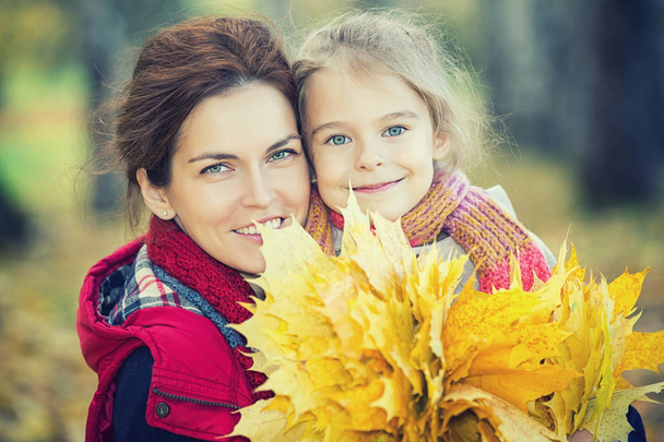 Mother and daughter in the autumn park - Φωτογραφία, εικόνα